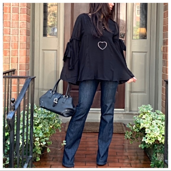 Tops - ✨LAST ONE ✨Black gorgeous bell sleeves tunic top